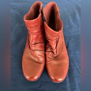 Cobb Hill by new balance women’s size 9 red leather ankle boots.